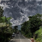 Eruzione del vulcano Merapi, lava lanciata in aria fino a 7 chilometri: in allerta migliaia di persone