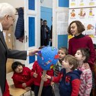 Mattarella visita a sorpresa la scuola multietnica a Roma. La preside: «Ha stretto le mani a tutti»