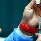 «Il sangue dei vaccinati viene raccolto e trasfuso regolarmente: basta fake news sui social»