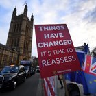 Brexit, May rinvia il voto in Parlamento. Proteste a Londra