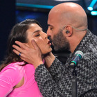 Sanremo, Emma presenta i Negramaro e bacia in bocca Giuliano Sangiorgi: «Lei è la vera e unica regina del Fanta»