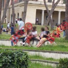 Roma, domenica "liberi tutti" a Villa Borghese: poche mascherine e ragazzi senza distanziamento