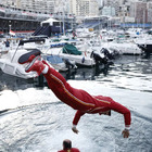 Ferrari, grande festa a Montecarlo: Leclerc e Vasseur si tuffano nell'acqua del Porto