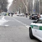 Auto pirata uccide 35enne a Torino, posti di blocco in tutta la provincia: è caccia al conducente