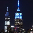 John Lennon avrebbe compiuto 80 anni: l'Empire State Building si illumina di blu