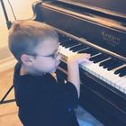 Bimbo di 6 anni quasi cieco suona Bohemian Rhapsody al piano: web impazzisce