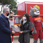 Roma, la sindaca Raggi e l'ad Fienga insieme a San Basilio per la consegna delle mascherine ai bambini