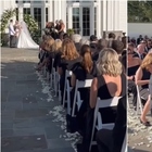 Sposa chiede agli invitati al matrimonio di vestirsi di nero