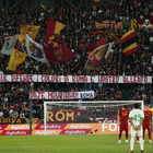 Roma-Sassuolo, i tifosi protestano contro la squalifica di Mourinho: striscioni e pañolada con fazzoletti bianchi