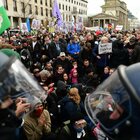 Berlino, negazionisti in piazza contro le politiche anti-Covid: la polizia usa gli idranti