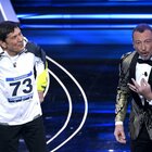Sanremo 2023, la corsa di Morandi tra le poltrone dell'Ariston apre la serata dei duetti e delle cover