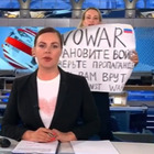 Russia, giornalista fa irruzione nello studio del tg con un cartello: «Vi stanno mentendo»