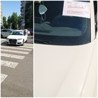 Milano, auto posteggiata sulle strisce pedonali: cartello di protesta lasciato sul parabrezza FOTO
