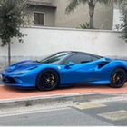 Napoli, parcheggia la Ferrari sulla pista ciclabile: la denuncia sui social