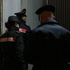 immagine A torso nudo minaccia dipendente di una lavanderia e manda in frantumi il finestrino dell'auto del sacerdote, 32enne bloccato in municipio