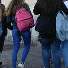 Due ragazzine si picchiano in strada: «Calci e pugni, gli amici intorno ridono». Sul video choc indagano i carabinieri