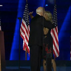 Biden, l'abbraccio alla moglie sul palco dopo il discorso della vittoria