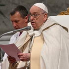 Papa Francesco ha già preparato la sua tomba: «Dimissioni? Non ci ho mai pensato. Incontrerò Milei in Argentina»