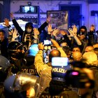 Napoli, due arresti per la guerriglia. Poliziotti contusi, Viminale: «Scontri preordinati». De Luca: «Spettacolo indegno»