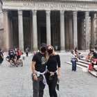 Totti e Ilary a passeggio per Roma: dal Pantheon a Fontana di Trevi. Ecco la loro domenica da turisti