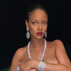 Rihanna, il topless con il ciondolo di Ganesh