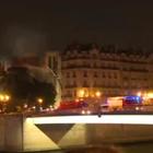 NOTRE-DAME Gli applausi dei parigini ai vigili del fuoco