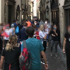 Bergamo, folla nei vicoli alla "Corsarola". Il sindaco Gori: «Centinaia di morti non sono bastati?» FOTO