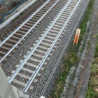 Attraversa il passaggio a livello e viene investito da un treno: tragedia a Omegna