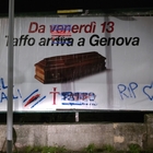 Gianluca Vialli, oltraggio a Genova: imbrattato cartellone pubblicitario con scritte e colori blucerchiati