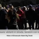 Tensioni a Torre Maura per l'arrivo dei rom: abitanti in strada Video