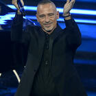 Eros Ramazzotti, gaffe durante l'esibizione con Ultimo: «Sai che non me la ricordo?»