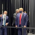 Coronavirus, Trump cede e indossa la mascherina in pubblico alla Ford