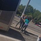 Roma, ragazzo straniero senza biglietto sul bus Atac reagisce ai controllori e tenta di scappare
