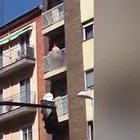 Sesso in balcone completamente nudi, la coppia hot diventa virale
