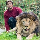 Sbranato e ucciso a 33 anni dal leone che teneva in gabbia nel giardino di casa