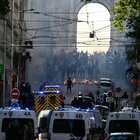 Francia, manifestante di 20 anni muore cadendo da tetto di un negozio