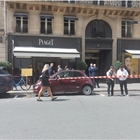 Rapina alla gioielleria Piaget a Parigi: colpo da 15 milioni di euro, tre malviventi fuggono a piedi