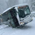 Skibus bloccato dalle neve a Passo Giau. Auto e camion intrappolati, 100 interventi dei pompieri