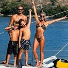 Coppia lascia il lavoro e si trasferisce su uno yacht in Grecia: «I nostri figli avranno un'infanzia felice»