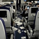 Turbolenza su un volo Lufthansa provoca 7 feriti e caos a bordo: la compagnia chiede ai passeggeri di cancellare foto e video