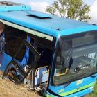 Bus con 30 bambini esce di strada e si ribalta a Besate: ci sono dei feriti