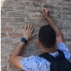 Turista tedesco di 17 anni sfregia il Colosseo, terzo caso in pochi giorni: era in gita con la scuola