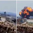 Caccia F18 precipita sulla base aerea in città durante un'esibizione ed esplode vicino all'autostrada