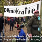 Berlino, proteste contro le misure restrittive sul Coronavirus
