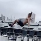 Gli incredibili salti di un atleta di parkour al porto di Sidney
