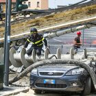 Milano, trivella alta 10 metri precipita e si schianta contro un palazzo: nessun ferito