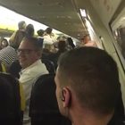 Rissa sul volo Ryanair: il pilota atterra a Pisa e fa arrestare 4 persone