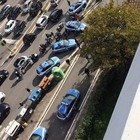 Roma, spari a Corso Francia: ladri in scooter si si schiantano contro la polizia
