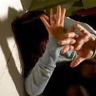 Rimini, violentata e tenuta prigioniera in casa da due uomini: la donna minacciata di morte con un'accetta