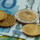 L'Euro compie 20 anni, come sono cambiati i prezzi? Rincari assurdi per caffè e pane